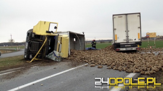 Buraki zablokowały drogę krajową 94 pod Brzegiem