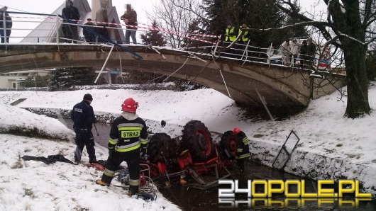 Groźny wypadek pod Prudnikiem. Traktor wpadł do potoku.