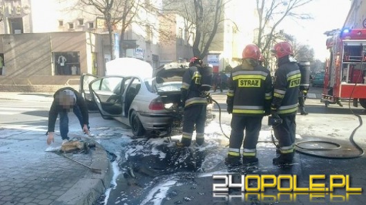 W centrum Opola zapalił się samochód