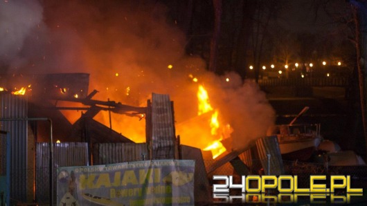 Spłonął hangar na przystani kajakowej. Podpalenie?