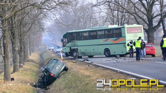 Opel zderzył się z autobusem. Kierowca samochodu nie żyje.