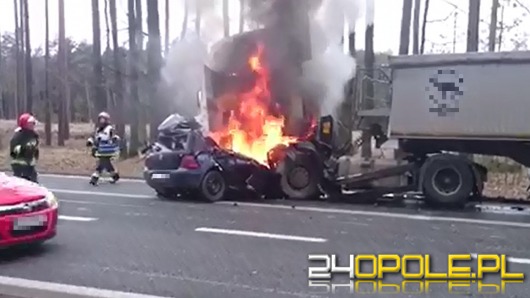 Samochód wbił się w ciężarówkę i stanął w ogniu. Jego kierowca nie żyje.