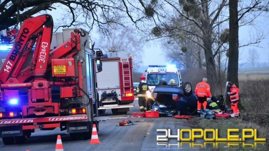 Pasażer golfa zginął po uderzeniu w drzewo!