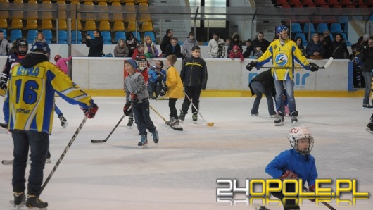 Zawodnicy Orlika zaprosili dzieci do zabawy