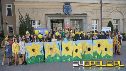 Uczniowie rozdawali żonkile za uśmiechy dla hospicjum