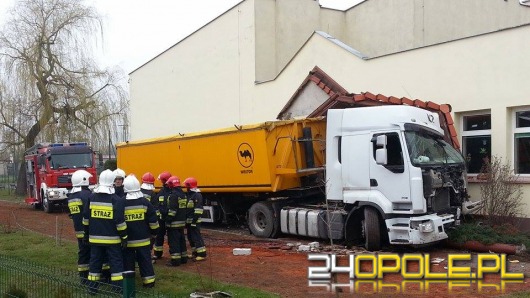 Ciężarówka wjechała w salę gimnastyczną podstawówki w Chróścicach