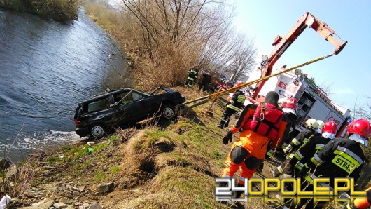 Uciekając przed policją wpadli autem do rzeki