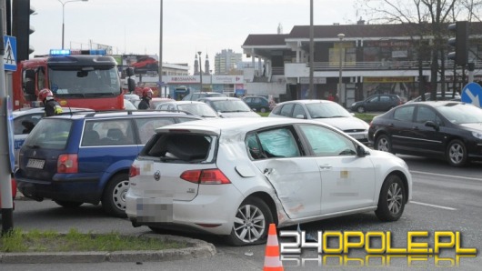 Volkswagen golf zderzył się z ciężarówką na Zaodrzu