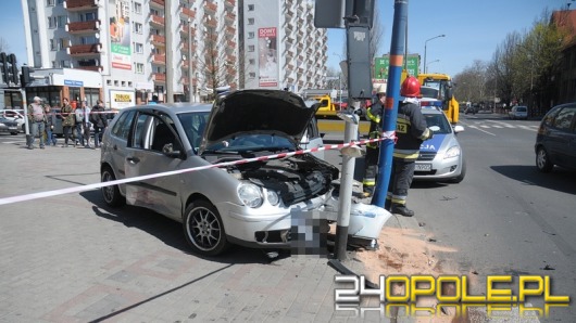 Pijany kierowca wjechał w autobus, po czym staranował sygnalizację