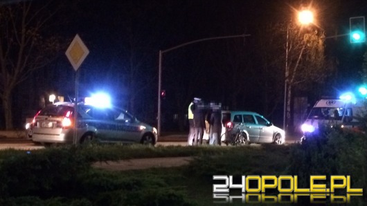 Rowerzysta zagapił się i wjechał w samochód