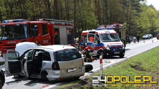 Trzy osoby ranne w zderzeniu dwóch aut w Dąbrowie