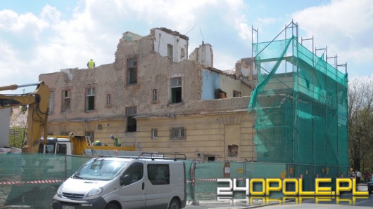 Trwa rozbiórka kamienicy na rogu ul. Katowickiej i 1 Maja