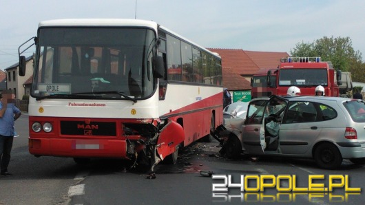 Renault podczas wyprzedzania zderzyło się z autobusem