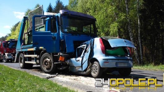 Fiat zderzył się z ciężarówką. Jedna osoba nie żyje.