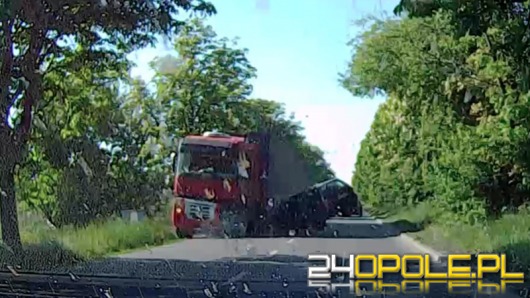 Czołowe zderzenie samochodu z ciężarówką. Zobacz moment wypadku na filmie!