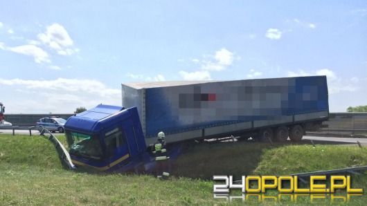 Ciężarówka staranowała barierki na autostradzie A4