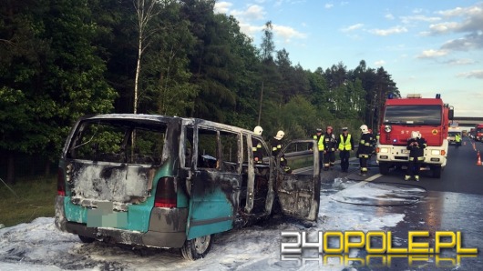 Bus spłonął po zderzeniu z lawetą na autostradzie A4