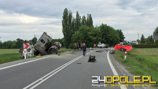 Czołowe zderzenie w Folwarku. Zginął 33-letni kierowca opla.