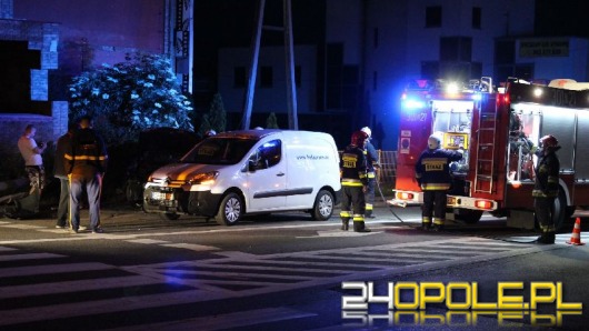 Zderzenie trzech aut na ul. Oleskiej. Jedno z nich ścięło latarnię.