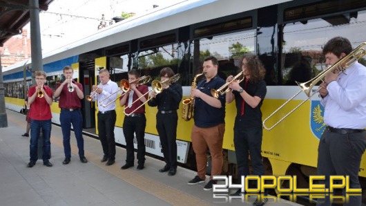 Niezwykły pociąg - Opolski Ekspres Dęty - odjechał z peronu 1