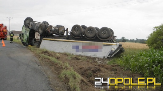 Ciężarówka wioząca piasek dachowała pod Niemodlinem