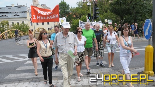 Kilkaset osób protestowało przeciw nowej trasie przez Pasiekę