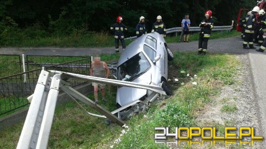 Kierowca renault zasnął za kierownicą i wjechał do rowu