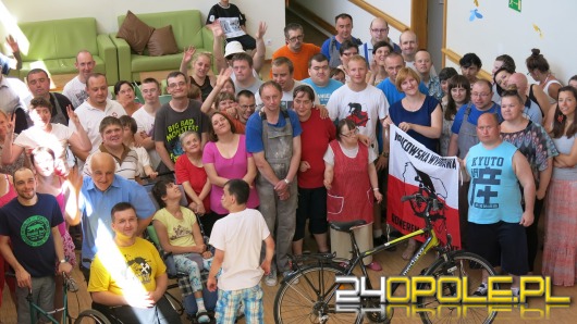 Kibic Odry ruszył w rowerową wyprawę po Polsce, by wesprzeć niepełnosprawnych