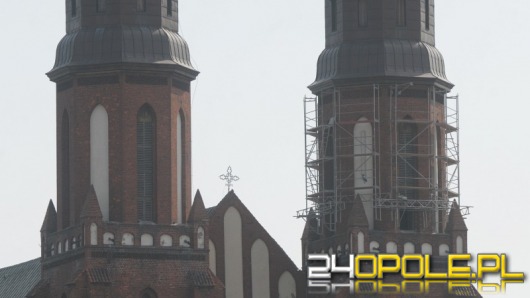 Ruszają prace przy naprawie wieży opolskiej katedry