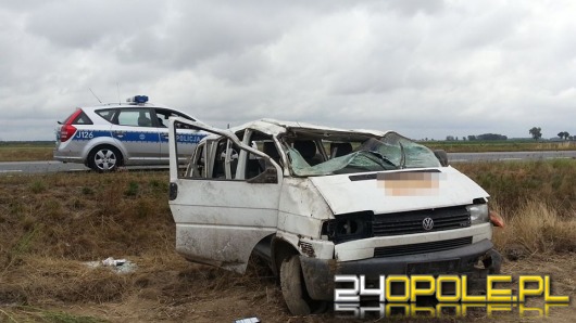 Bus dachował pod Brzegiem. Kierowca miał prawie pół promila.