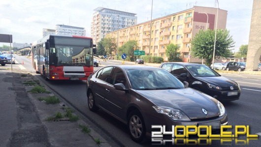 Renault zderzyło się z autobusem MZK