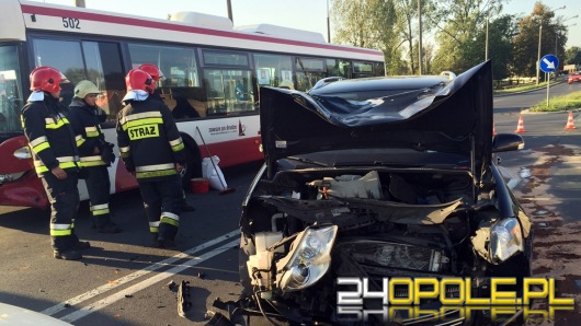 Trzy osoby ranne po zderzeniu volkswagena z autobusem MZK