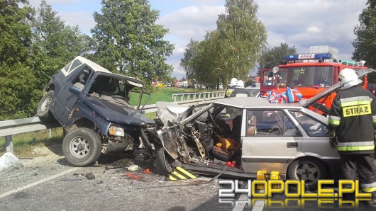 Czołowe zderzenie poloneza z suzuki. Dwie osoby ranne.