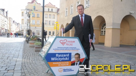Wojewoda Wilczyński stawia na rynku skarbonkę