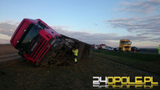  Ciężarówka przewróciła się na autostradzie A4