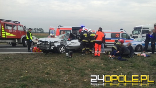 Audi zderzyło się z autokarem. 5 osób trafiło do szpitala.