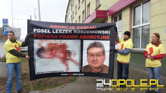Przeciwnicy aborcji manifestowali pod biurem posła Korzeniowskiego