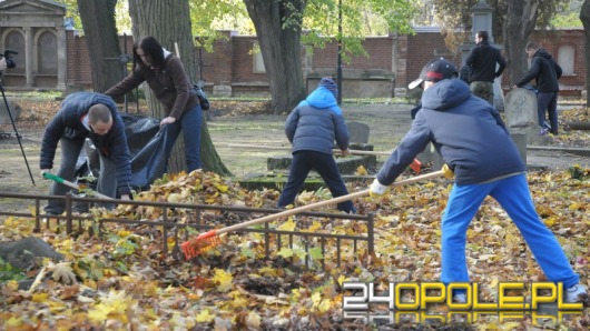 Opolanie sprzątają zabytkowy cmentarz przy ul. Wrocławskiej