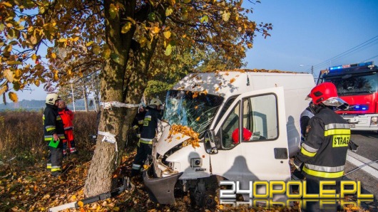 Bus uderzył w drzewo. Ranny 32-letni pasażer.