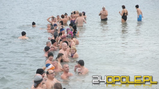 Opolskie morsy tradycyjnie świętują Dzień Niepodległości kąpielą