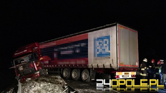 Ciężarówka uderzyła w barierę na wiadukcie nad autostradą