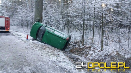 Hyundai uderzył w drzewo. Kierowca jest ciężko ranny.