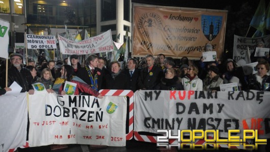Mieszkańcy Dobrzenia Wielkiego protestują przeciw przyłączeniu do Opola
