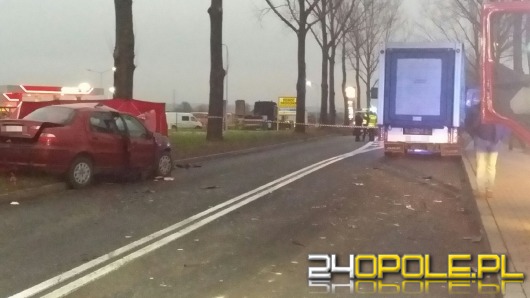 Czołowe zderzenie fiata z ciężarówką. 63-latek zginął na miejscu.