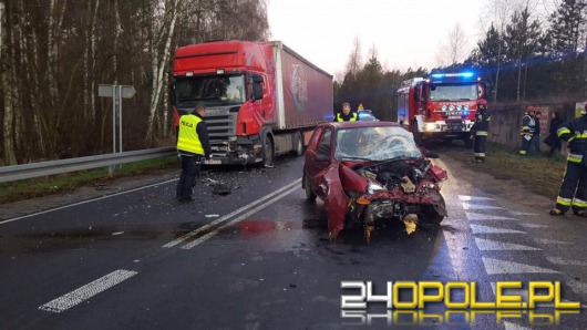 Czołowe zderzenie fiata z ciężarówką. Jedna osoba nie żyje.