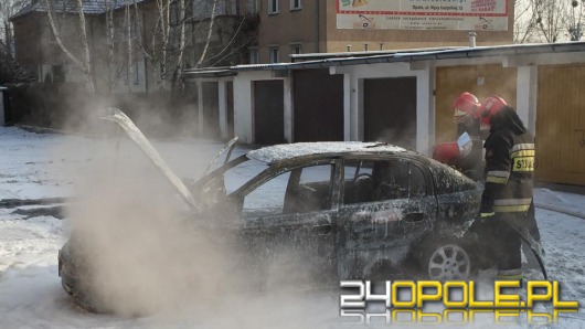 Opel spłonął przy garażach na Zaodrzu