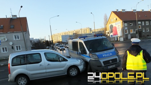Policyjny radiowóz zderzył się na skrzyżowaniu z citroenem