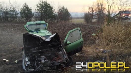 Volkswagen uderzył w drzewo i stanął w płomieniach