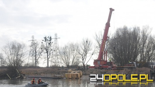 Strażacy ratują tonącą barkę na Odrze