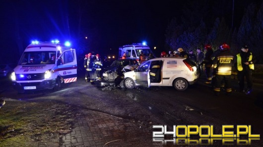 Kierowca forda zasnął i doprowadził do czołowego zderzenia